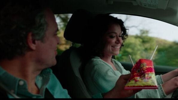 Bruce Banner and Jennifer Walters eating Cheetos in a car in She Hulk.